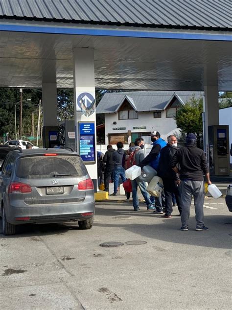 Llegó un camión con combustible a Villa La Angostura y hay largas filas