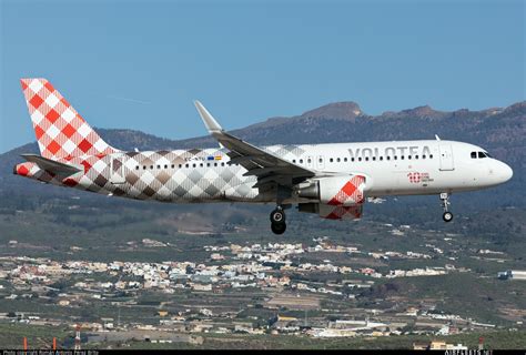 Volotea Airlines Airbus A320 EC NTU Photo 102499 Airfleets Aviation