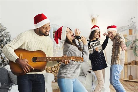 Festa Corporativa De Natal Amigos Felizes Cantando Karaok E Tocando