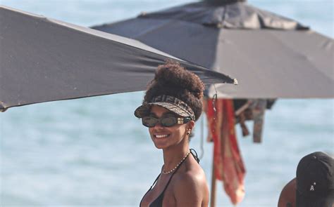 De Biqu Ni Preto Brunna Gon Alves Se Refresca Na Praia Da Barra Da Tijuca