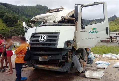 Caminhão tomba e deixa três feridos na ES 165 em Afonso Cláudio