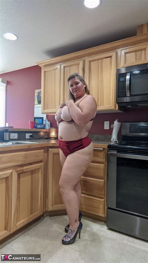 Femme Amateur Busty Kris Ann Montre Ses Gros Seins Et Ses Fesses Dans Sa Cuisine CoedCherry