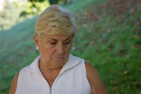 Triste Mujer Mayor Mirando Hacia Abajo En El Parque Anciana Deprimida