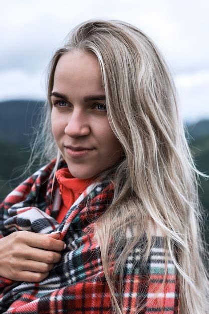 Una Joven Sonriente Mirando Hacia Otro Lado Foto Premium