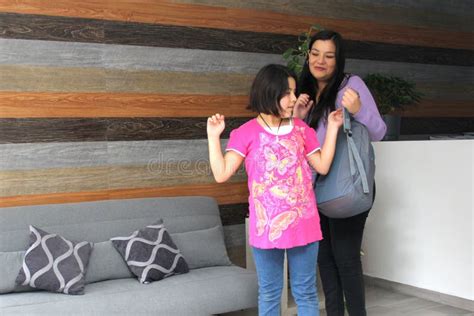 Mamma Latina E Sua Figlia Di Anni Si Preparano A Tornare A Scuola Con La Fine Delle Vacanze