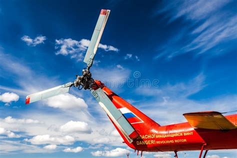 Primer Del Propulsor Posterior Del Helic Ptero Cielo Nublado Azul En