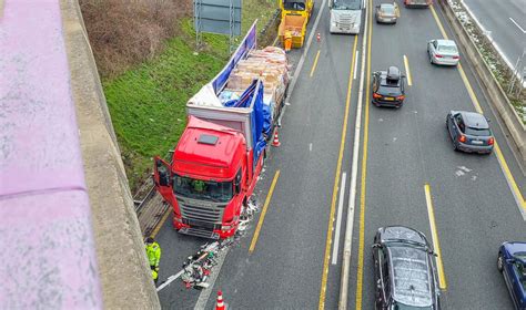 Unfall DRK Versorgt Auf Der A8 Menschen Im Stau