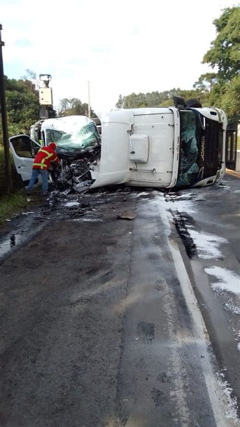 Acidente Entre Van E Caminhão Deixa Três Pessoas Feridas Na Br 476 Em