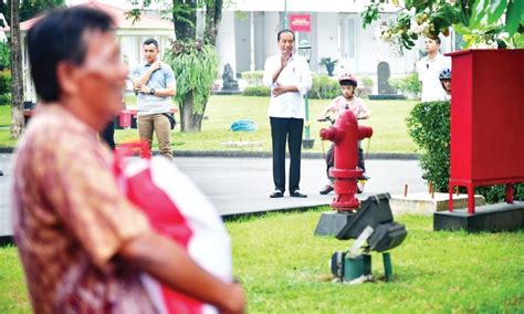 Weekend Di Yogya Jokowi Bagikan Paket Sembako