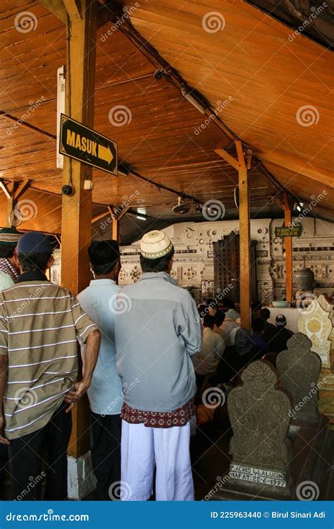 The Tomb or Makam of Sunan Gunung Jati Editorial Image - Illustration of woman, market: 225963440