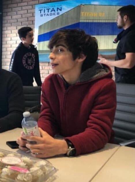 Pin By On The Umbrella Academy Hot Actors Future Boyfriend Funny Umbrella