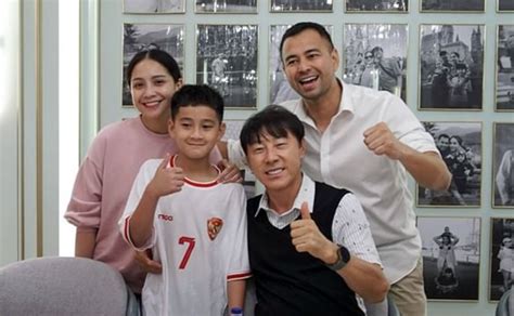 2 Potret Gaya Rafathar Pakai Jersey Timnas Indonesia Demi Sambut Shin