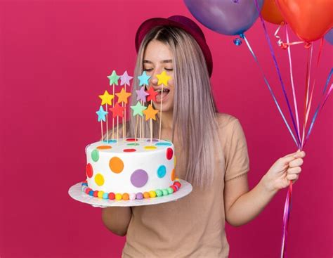 Alegre Con Los Ojos Cerrados Hermosa Joven Vistiendo Gorro De Fiesta