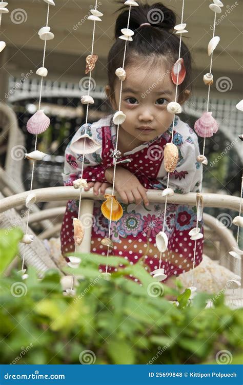 亚裔逗人喜爱的女孩一点 库存照片 图片 包括有 乐趣 快乐 女孩 表达式 喜悦 纵向 幸福 25699848