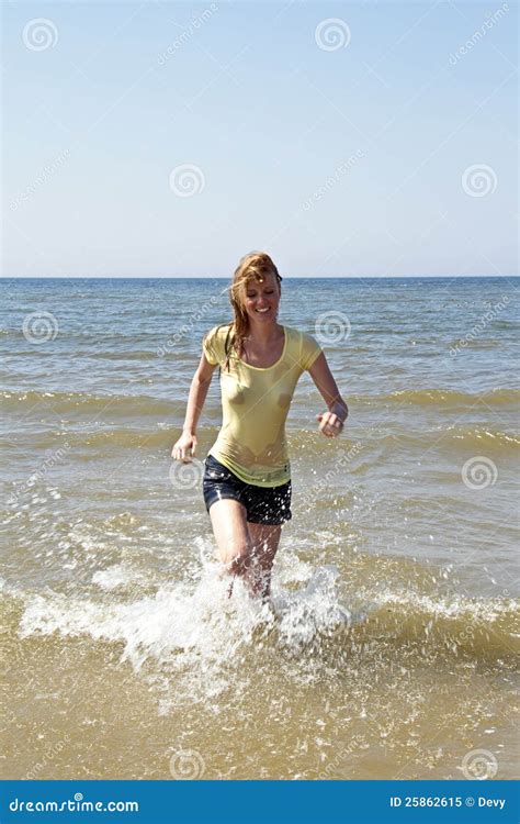 Mujer Joven Que Se Ejecuta Del Agua Imagen De Archivo Imagen De Cubo