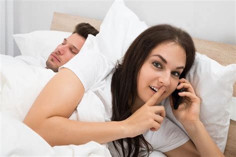 लक्षण बताते हैं कि आपकी पत्नी आपको धोखा दे रही है Signs Of Wife Cheating On Her Husband In Hindi