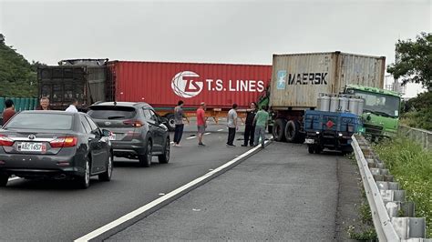 快訊／國道4號3輛大貨車追撞！貨櫃車「折甘蔗」橫擋車道全線封閉 地球黃金線