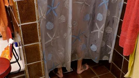 Sex im Sommerhaus Unter der Dusche wird es bei diesem Pärchen richtig heiß