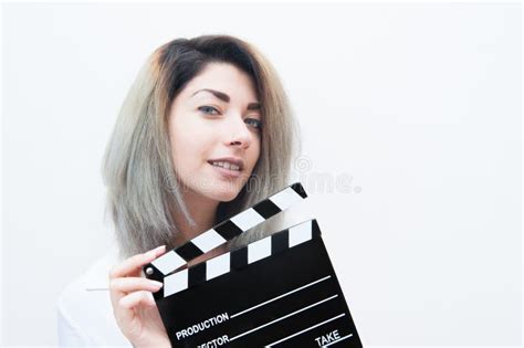 Femme Blonde De Jeunes Yeux Bleus Avec Le Clapet De Film Image stock Image du visage cinéma