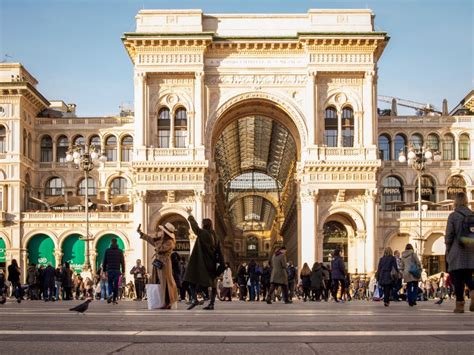 Piazza Del Duomo Next To Galleria Vittorio Emanuele II Entrance