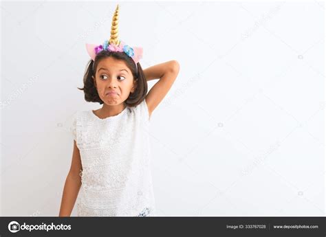 Krásné Dítě Dívka Sobě Jednorožec Diadém Stojí Nad Izolovaným Bílým ...