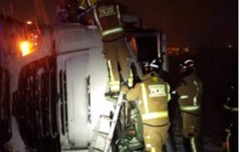 Rescatado un camionero al salirse de la carretera y volcar el camión en