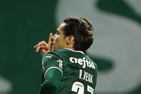 grande atuação de Raphael Veiga Palmeiras vence Corinthians no