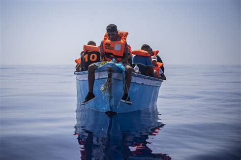 Barca Di Migranti Affonda Al Largo Della Grecia 29 Soccorsi 50