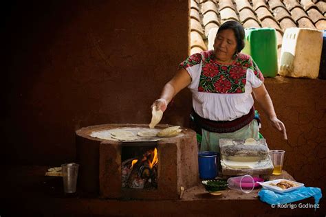 Jaime Ramos Méndez Mujer purépecha echando las gordas de nixtamal en