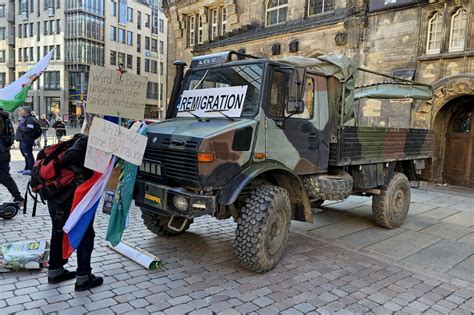 Großaufgebot der Polizei sichert Demo in Chemnitzer City ab Kleinere