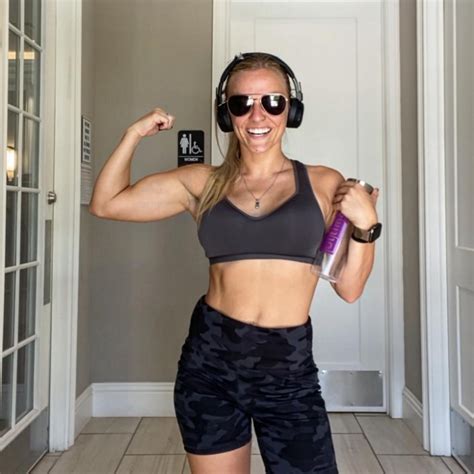 Teen Mom Mackenzie Mckee Shows Off Six Pack Abs In Just A Sports Bra