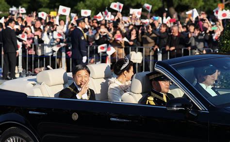 Jornal Correio Em Desfile Milhares De Japoneses Aclamam Novo