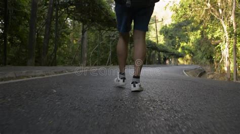 Vista Posterior En ángulo Bajo De Una Caminante Asiática Con Mochila a