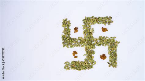 Cardamom pods and seeds isolated on white background. Green cardamom ...