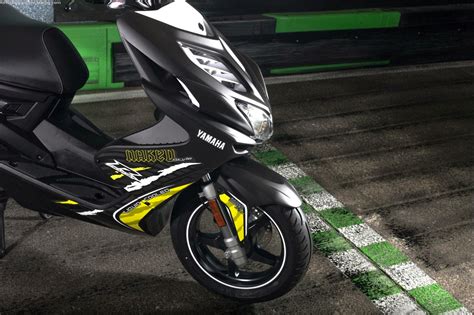 Revista Scooter Nuevos Yamaha Aerox R Y Aerox R Naked 2014