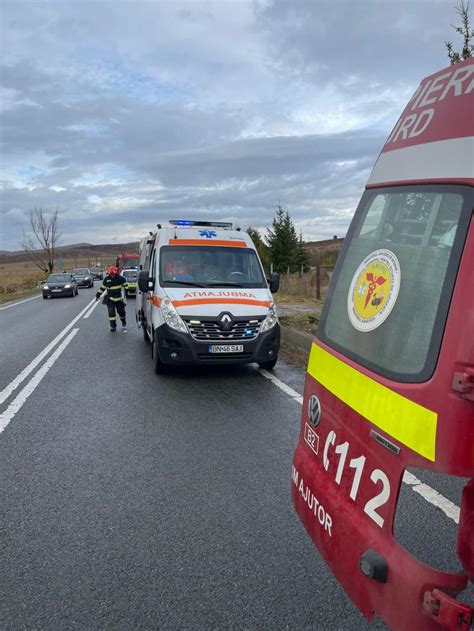 Trei persoane transportate la spital în urma unui accident pe DC 142