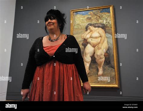 Sue Tilley modèle pose devant un tableau représentant son sommeil par