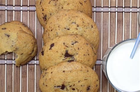 Chocolate chip cookies amerykańskie ciasteczka z kawałkami czekolady