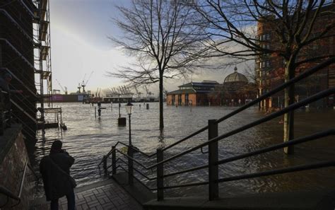 U Njema Ku Stigla Oluja Hamburg Pod Vodom Bn