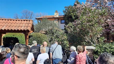 IN TEMPO REALE DA MEDJUGORJE ATTESA DELLAPPARIZIONE DELLA REGINA DELLA