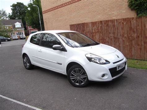 2011 61 WHITE RENAULT CLIO DYNAMIQUE TOMTOM 16V 1 LADY OWNER FROM NEW