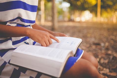 Fotos Gratis Escritura Mano Persona Leyendo Azul Accion Humana