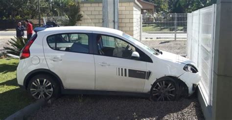 Motorista perde controle e carro invade muro em Morro da Fumaça Rádio