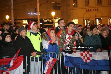 Zagreb Nekoliko Hiljada Ljudi Na Otvorenom Prati Utakmicu Hrvatska