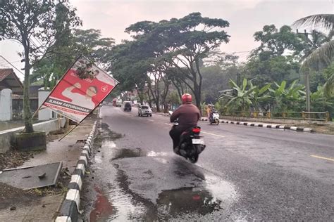 APK Caleg Pemilu 2024 Dipasang Asal Asalan Pengguna Jalan Di Ciamis