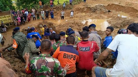 Bnpb Perpanjang Pencarian 4 Korban Banjir Dan Longsor Di Pesisir Selatan