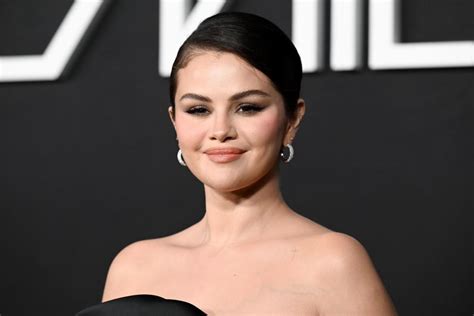 Selena Gomez Vamps In Sophisticated Head To Toe Black At The “emilia