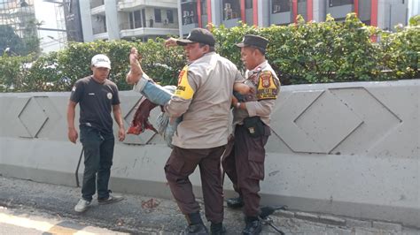 Dramatis Polisi Evakuasi Korban Lakalantas Yang Terjepit Di Tol Tomang