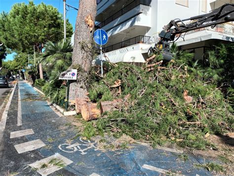 Vento a 150km h Silvi chiede lo stato di calamità naturale FOTO