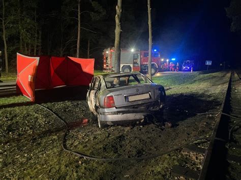 Wypadek Pod Warszaw Auto Sp On O Po Uderzeniu W Drzewo Stra Acy